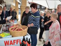 Turistler Güzelyurt çarşını gezdi