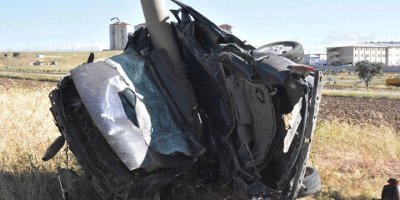 Elektrik direğine çarpan otomobilin sürücüsü öldü