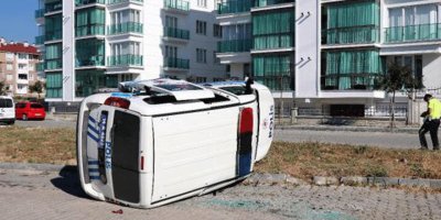 Minibüsle çarpışan polis aracı devrildi: 3 yaralı
