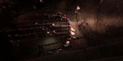 Yasağa rağmen kına gecesini, otomobil farının aydınlatmasıyla yaptılar