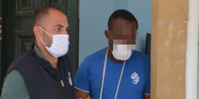 Alkol şişesiyle kulağını parçaladı!