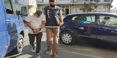 Darp edip silah çekmekle suçlanıyor