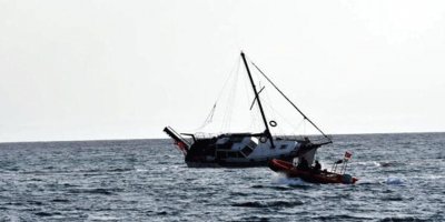 Tekirdağ'da yat kayalıklara çarptı; 2 kişi kurtarıldı