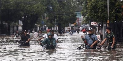Endonezya'da şiddetli yağışlar hayatı felç etti