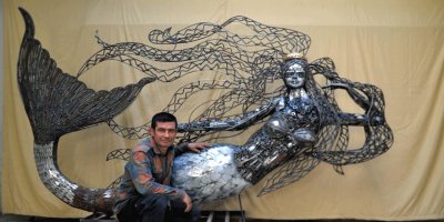 Hurda parçaları ile 400 kiloluk 'deniz kızı' heykeli yaptı