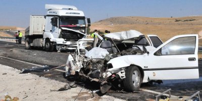 Korkunç kaza! TIR'ın çarptığı otomobildeki çift öldü
