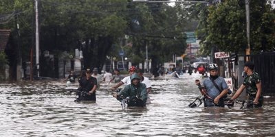 Endonezya'da şiddetli yağışlar hayatı felç etti