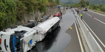 Zift yüklü tanker devrildi, Bolu Dağı ulaşıma kapandı
