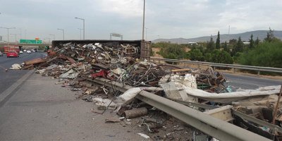 İzmir'de hurda yüklü tır devrildi : 1 yaralı