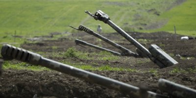 Ermenistan Azerbaycan köylerini vurdu: Savaş hali ilan edildi