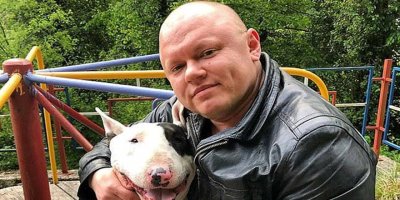 Kadın halterciyi erkek sanıp uçağa almadılar