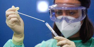 Güney Kıbrıs’ta kovid-19 testi yaptırmayanlar baş ağrısı