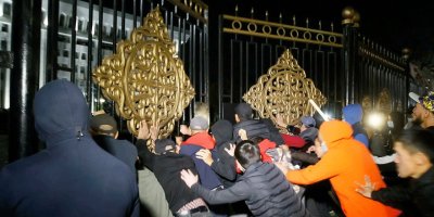 Kırgızistan'da protestocular Cumhurbaşkanlığı Sarayı'nı işgal etti