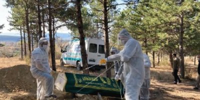 Koronavirüsten ölen 5 kişi tabutlarıyla toprağa verildi