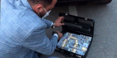 Mersin'de sahte para operasyonu! Bir çanta dolusu dolarla yakalandılar…
