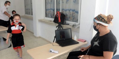 Gönyeli Belediyesi 2 okula temassız ateş ölçer termal kamera’ desteği sağladı