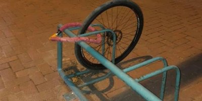 Kilidini kıramadıkları bisikletten geriye sadece tekeri kaldı