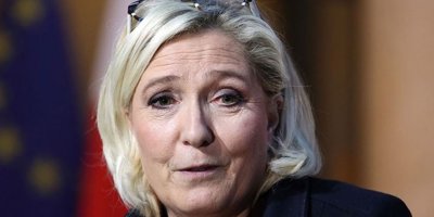 Fransa'da aşırı sağcı Le Pen'den "başörtüsü yasaklansın" çağrısı