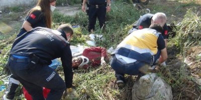 Otların arasında uyuyorken belediye üzerine toprak döktü