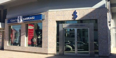 Banka ve telefoncunun kapısını kırdı