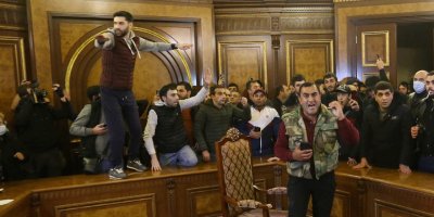 Ermenistan’da hükümet binası basıldı