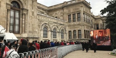 Vatandaşlar, Dolmabahçe Sarayı'nda Atatürk'ü andı