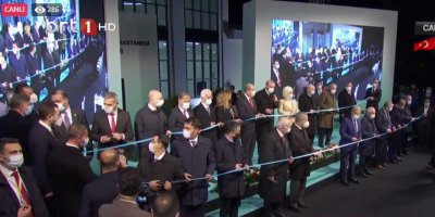 İki sıra kurdele ile kesildi