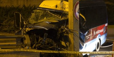 Ankara'da dolmuş yön levhası direğine çarptı: 1 ölü, 1 yaralı