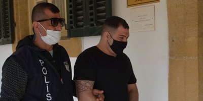 Annesini bıçakladı