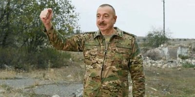 Aliyev’den zafer turu… Bayrağı göndere çekti