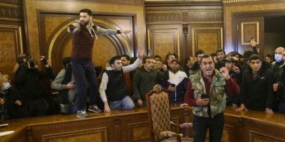 Ermenistan’da erken seçim sesleri yükselmeye başladı