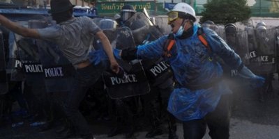 Tayland'da göstericilerle polis çatıştı: 41 yaralı