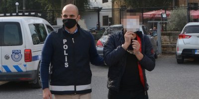 Cafe'de unutulan cüzdanı çaldı