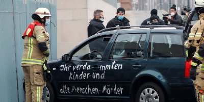 Berlin karıştı: Merkel’in kapısına dayandı