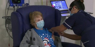 İngiltere’de ilk aşı 90 yaşındaki kadına yapıldı