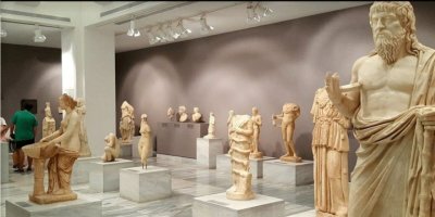 Yunanistan tarihi eserleri gözden çıkardı…