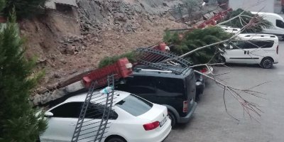 Büyük bir gürültü ile çöktü!