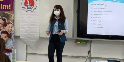 Girne Belediyesi danışma ve destek merkezinden akran zorbalığı konusunda eğitim