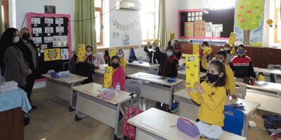 İskele Belediyesi yeni yıl hediyelerini çocuklarla buluşturdu