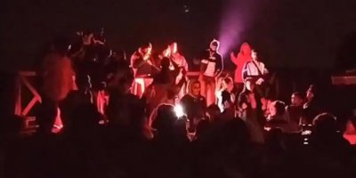Yasak falan dinlemediler, parti yaptılar