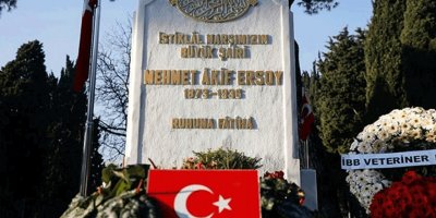 Mehmet Akif Ersoy, kabri başında anıldı
