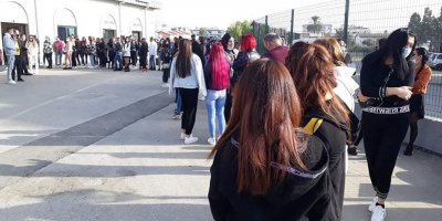 PCR testi önünde kucaklaşıp öpüştüler