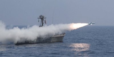 İran’dan yerli füzelerle gövde gösterisi