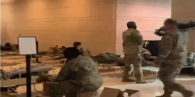 Kongre kışlaya döndü… Yerde yatan muhafızlara sedye