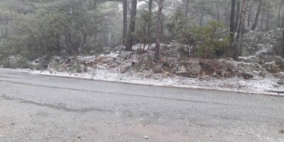 Dağlık kesimlere karla karışık yağmur yağdı