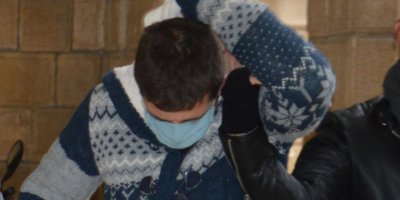 Belediye tabelasının altından uyuşturucu alırken yakalandı