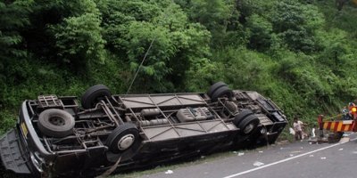 Endonezya'da otobüs vadiye uçtu: 27 ölü, 39 yaralı