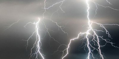 Alsancak'ta eve yıldırım düştü