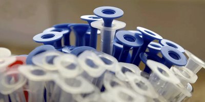 Japonya'da Pfizer'ın aşı şişesinden 7 doz çekecek şırınga üretildi