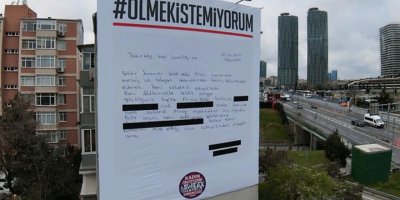 İstanbul'da kadınlar dev bir "şikayet dilekçesi" astı